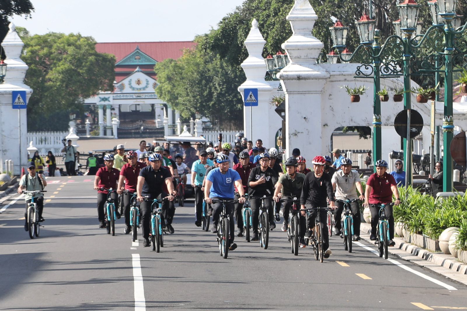 “Pagi hari ini saya berolahraga dengan bersepeda bersama Bapak Presiden Jokowi di Daerah Istimewa Yogyakarta, sambil menikmati suasana Jogja yang begitu menyenangkan,” ucap AHY.