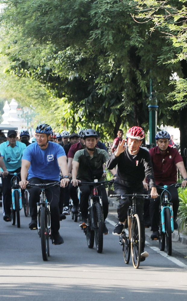 Setelah bersepeda, AHY dan Jokowi lanjut sarapan bareng di kawasan kuliner Gudeg di Wijilan. “Setelah melewati beberapa jalan di sekitar Alun-Alun, kami mampir di Gudeg Yu Djum Wijilan, untuk sarapan pagi dengan menu spesialnya,” kata AHY.