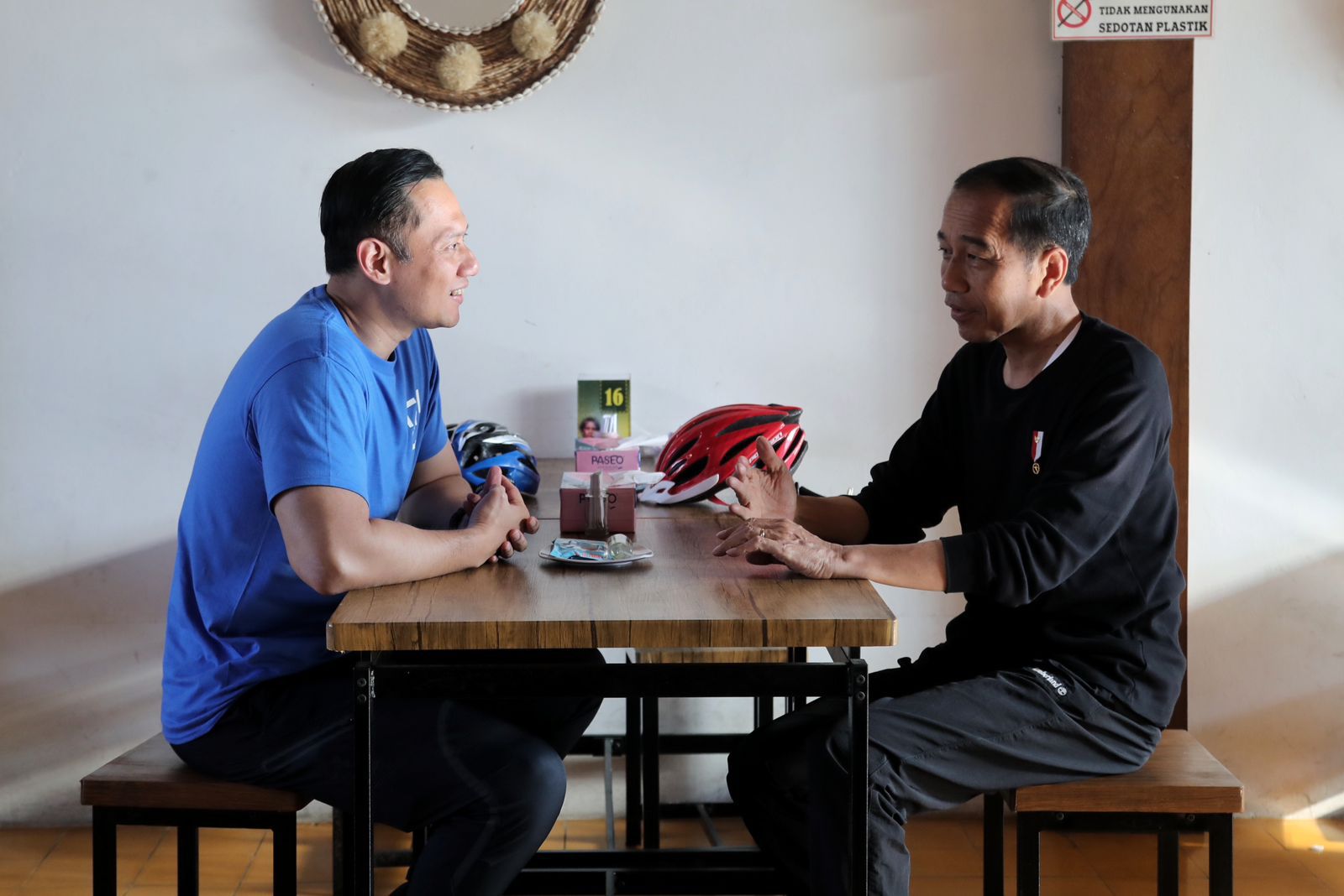 
“Usai bersepeda dan sarapan bersama Bapak Jokowi, kami banyak berdiskusi membahas isu-isu kebangsaan dan tentu terkait kesiapan Pemilu agar berjalan dengan aman, damai dan demokratis,” kata AHY.
